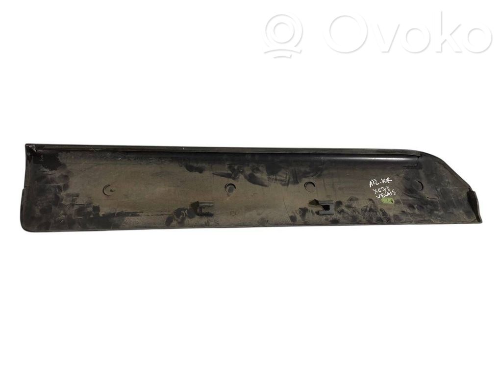 Aizmugurē durvju dekoratīvā apdare (moldings)
