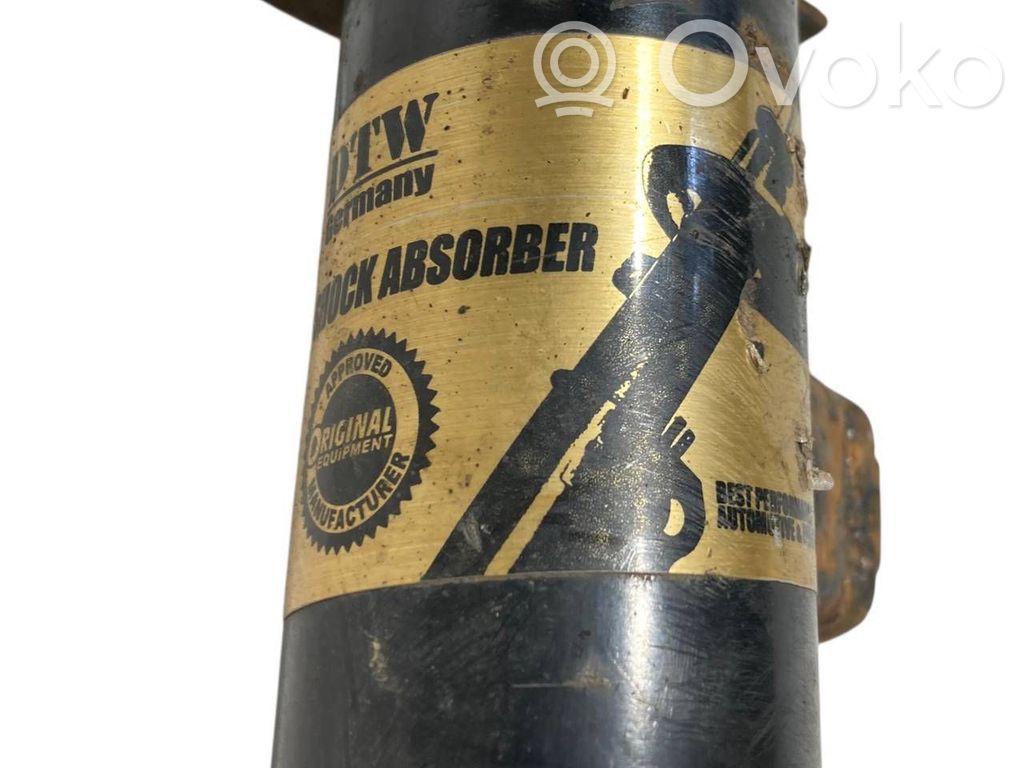 Priekšpusē amortizators ar atsperi