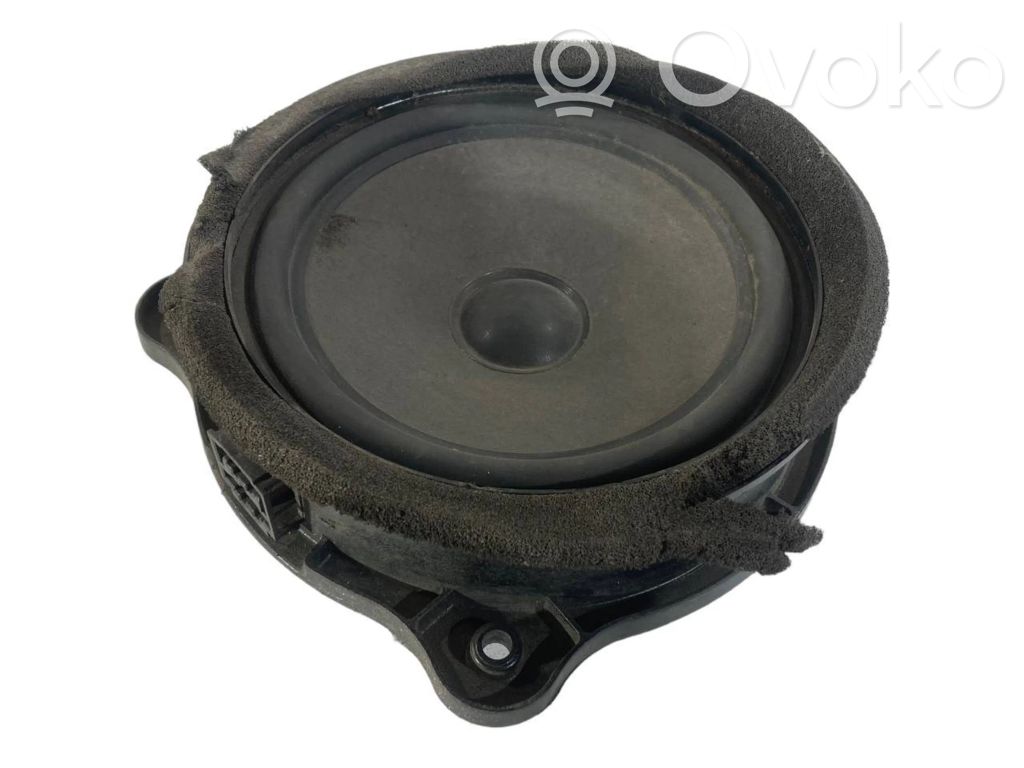Speaker(s) in front door