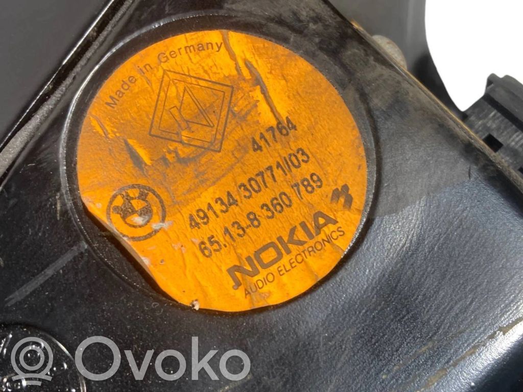 Skaļrunis (-i) aizmugurējā palodzē