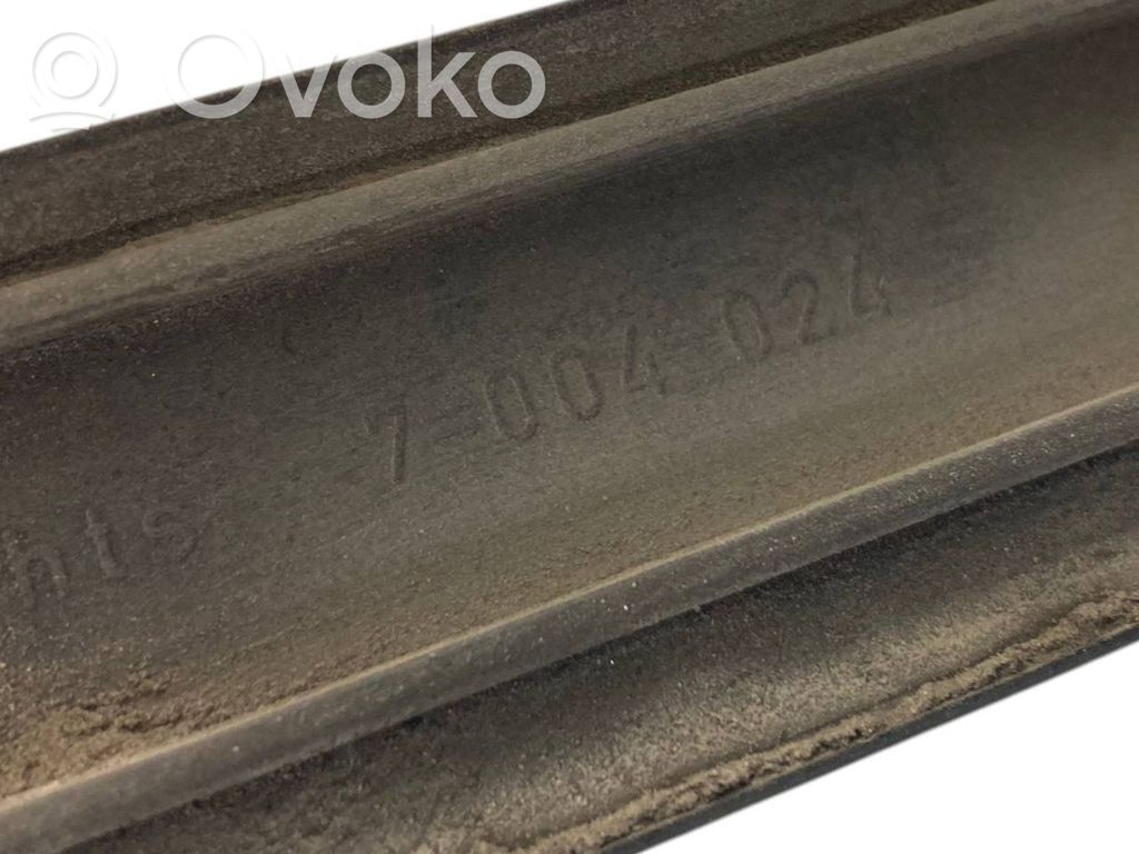 Priekšpusē durvju dekoratīvā apdare (moldings)