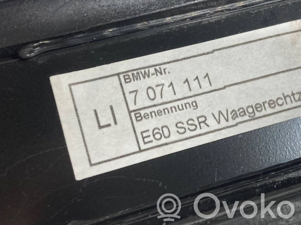 Aizmugurē logu aizkars