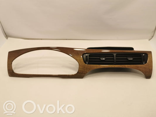 Instrumentu paneļa dekoratīvā apdare