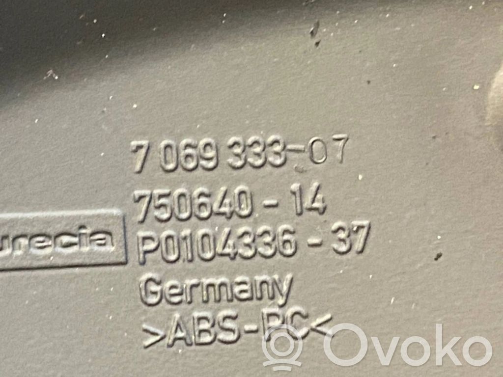 Instrumentu paneļa dekoratīvā apdare