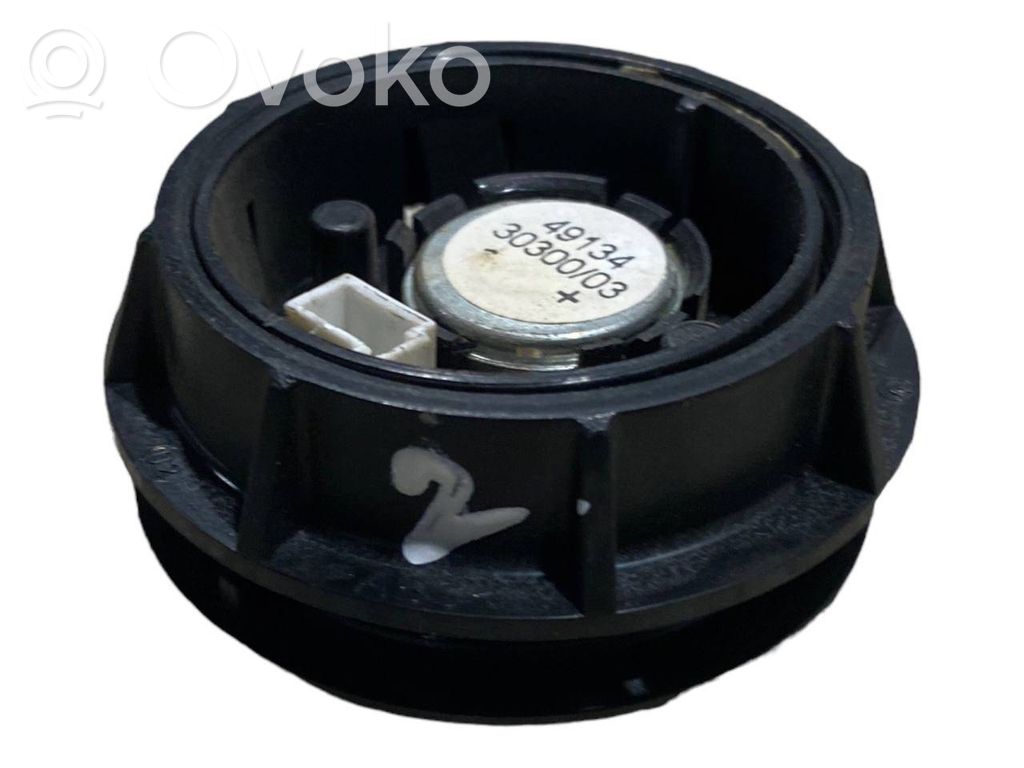 Augsto frekvenču skaļrunis (-i) priekšējās durvīs