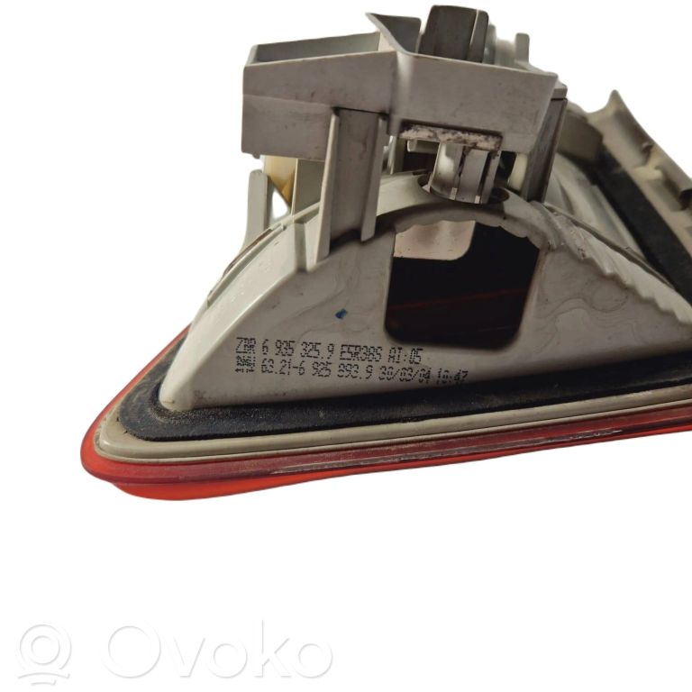 Aizmugurējais lukturis pārsegā