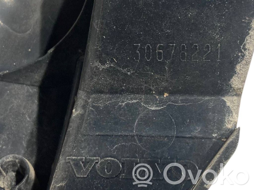 Aizmugurējais lukturis virsbūvē