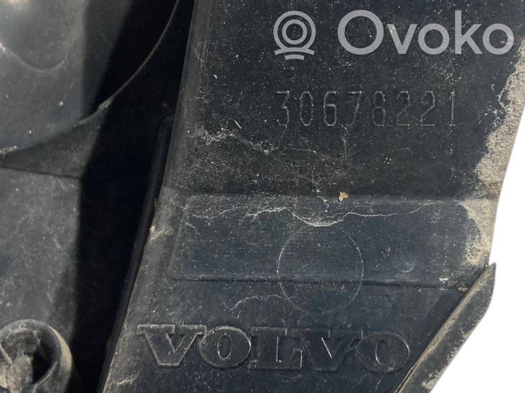 Aizmugurējais lukturis virsbūvē