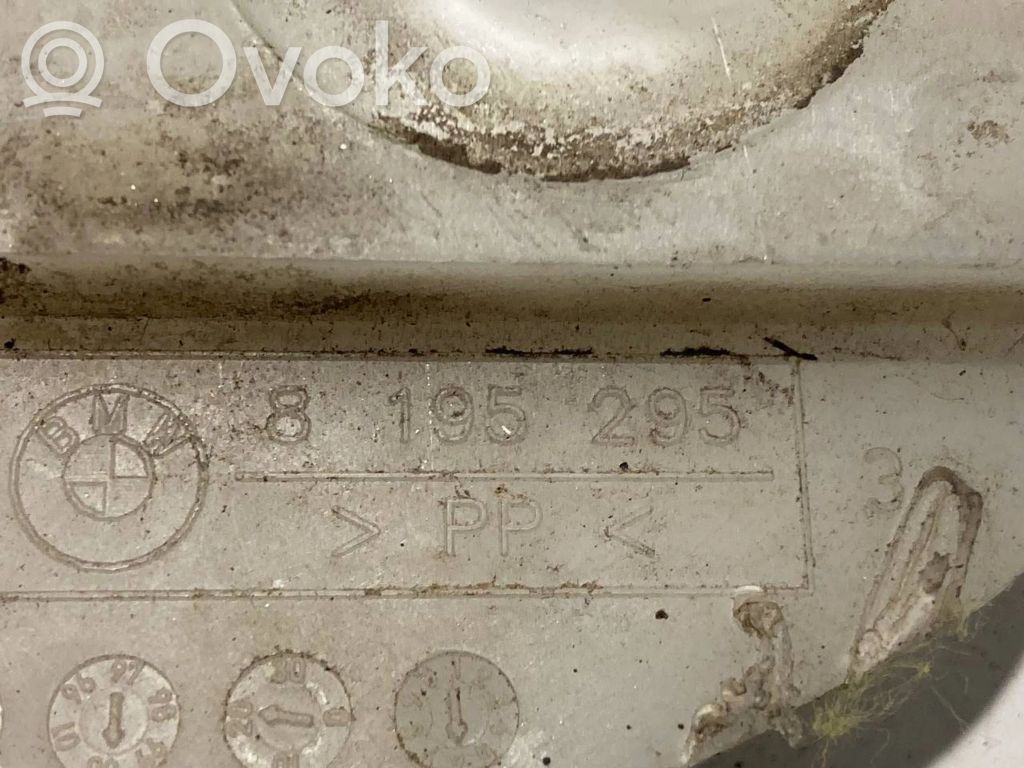 Priekšpusē bampera turētājs