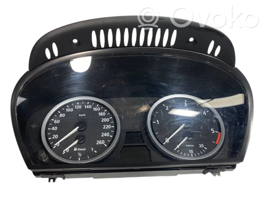 Speedometer (in the instrument panel)