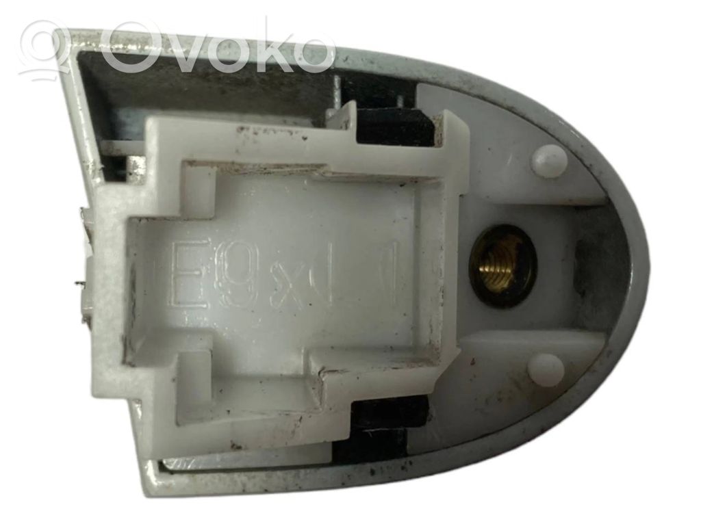 Priekšpusē durvju roktura vāciņš