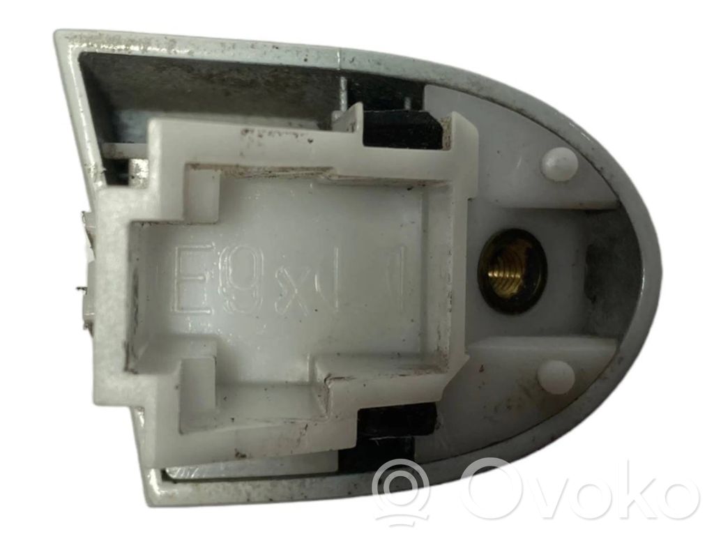 Priekšpusē durvju roktura vāciņš