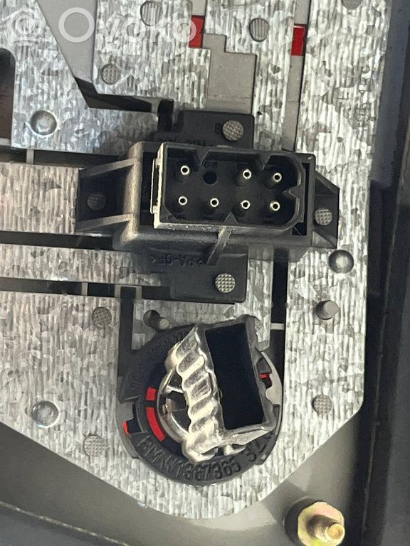 Задний фонарь в кузове