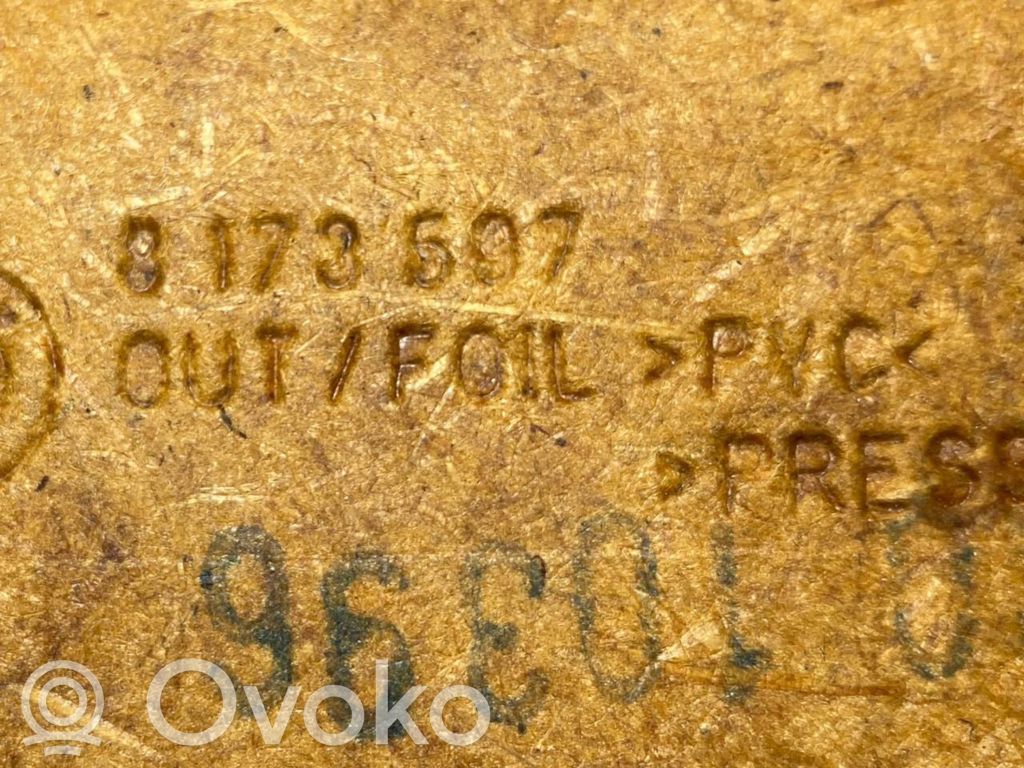 Apšuvums aizmugurējām durvīm