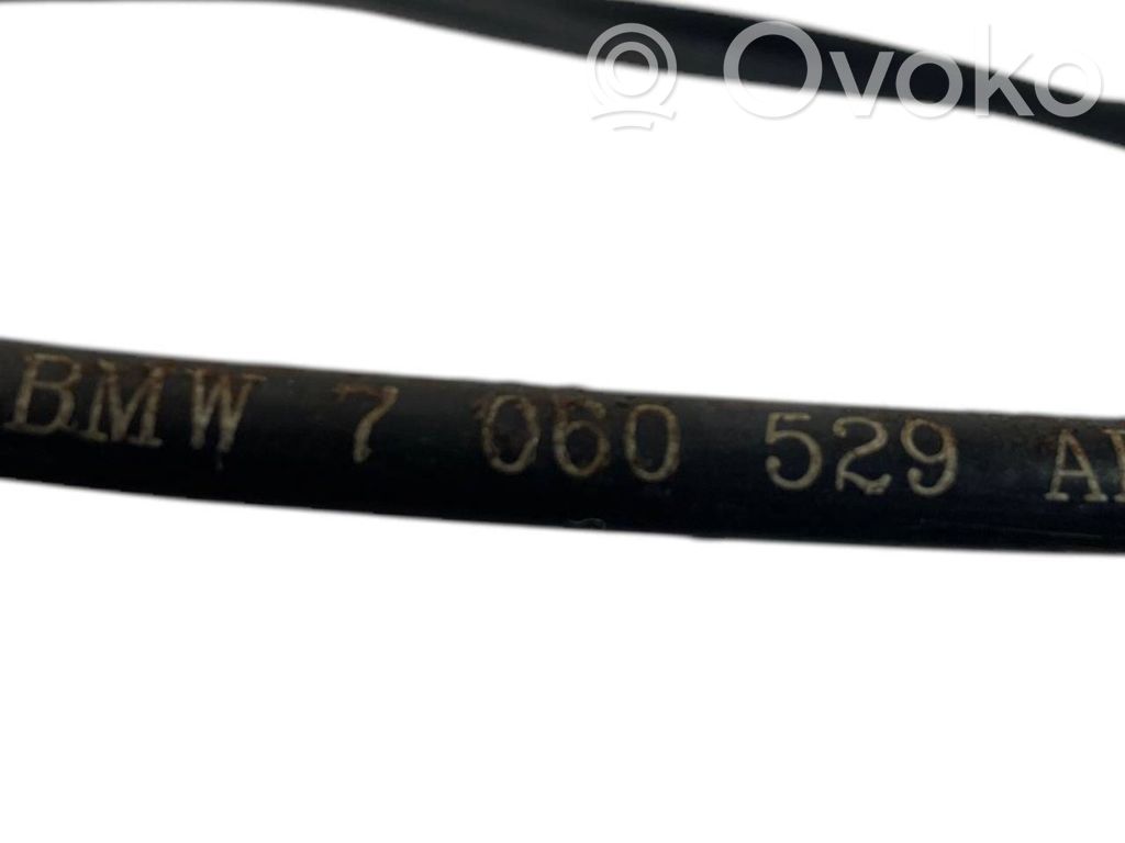 Dzinēja pārsega slēdzenes trosīte