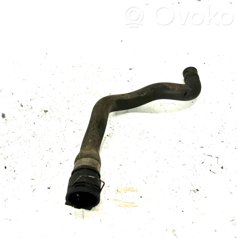 Caurulīte (-es) / šļūtene (-es)