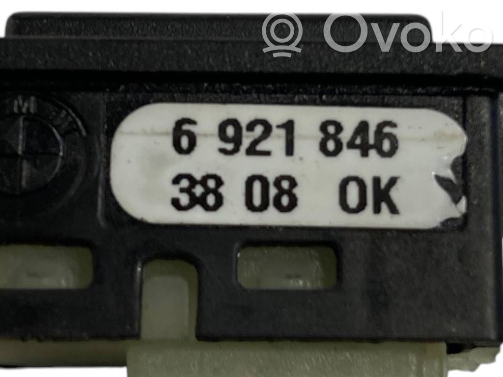 Aizmugures durvju atvēršanas slēdzis