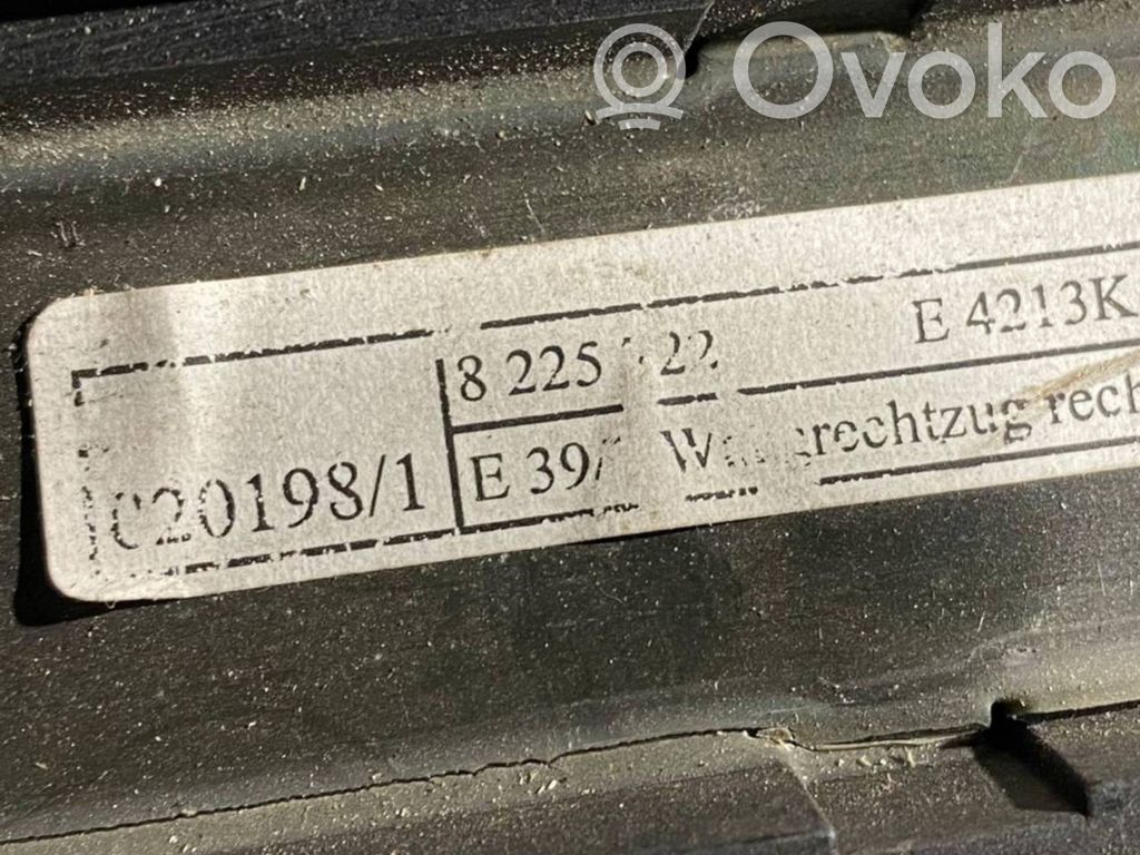 Aizmugurē logu aizkars