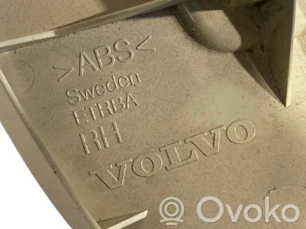 (C) statņa dekoratīvā apdare