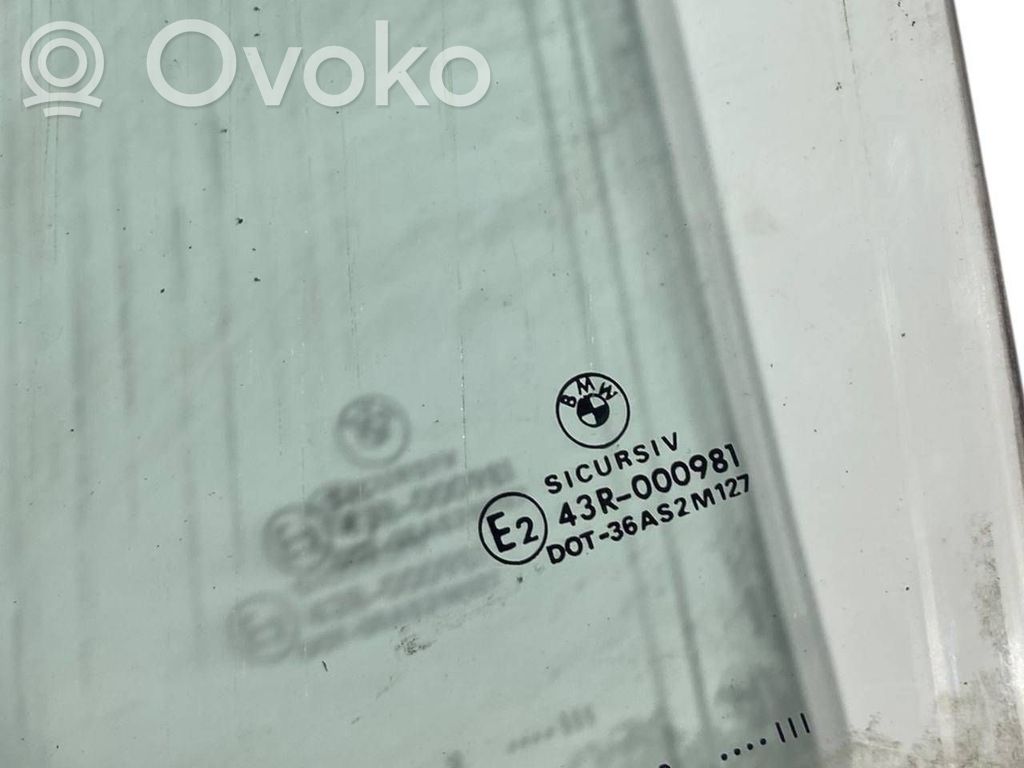 priekšējo durvju stikls (četrdurvju mašīnai)