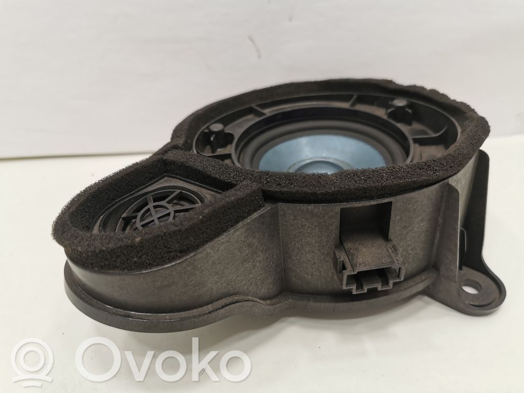 Speaker(s) in front door