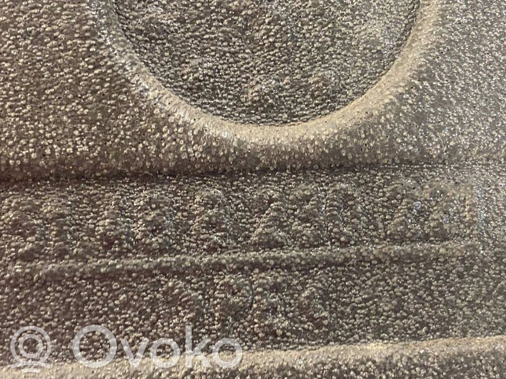 Cita veida aizmugurē durvju dekoratīvās apdares detaļas