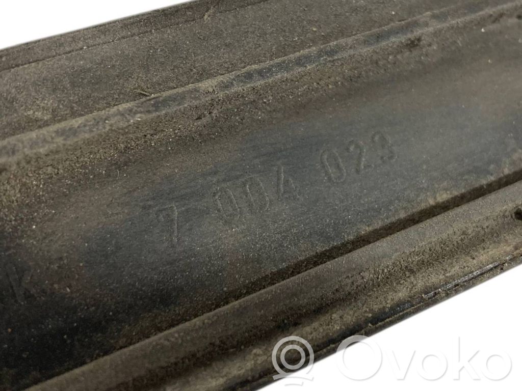 Priekšpusē durvju dekoratīvā apdare (moldings)