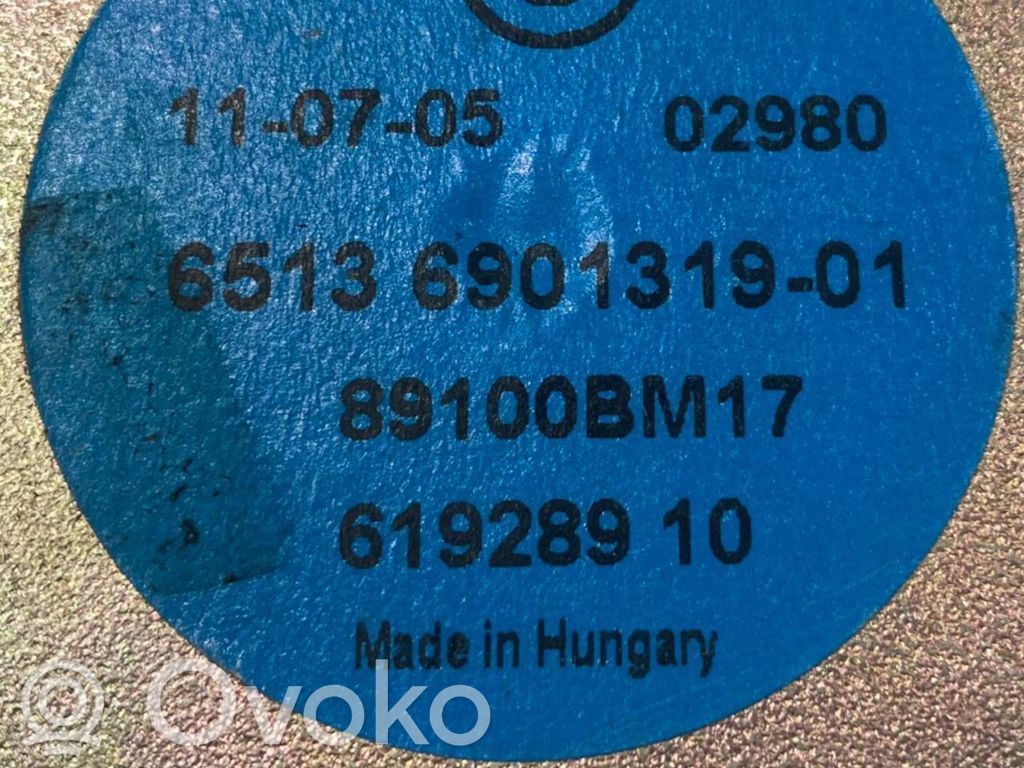 Skaļrunis (-i) aizmugurējā palodzē