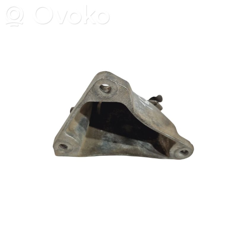 Engine mounting bracket