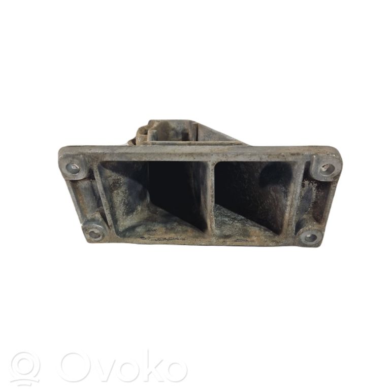 Engine mounting bracket