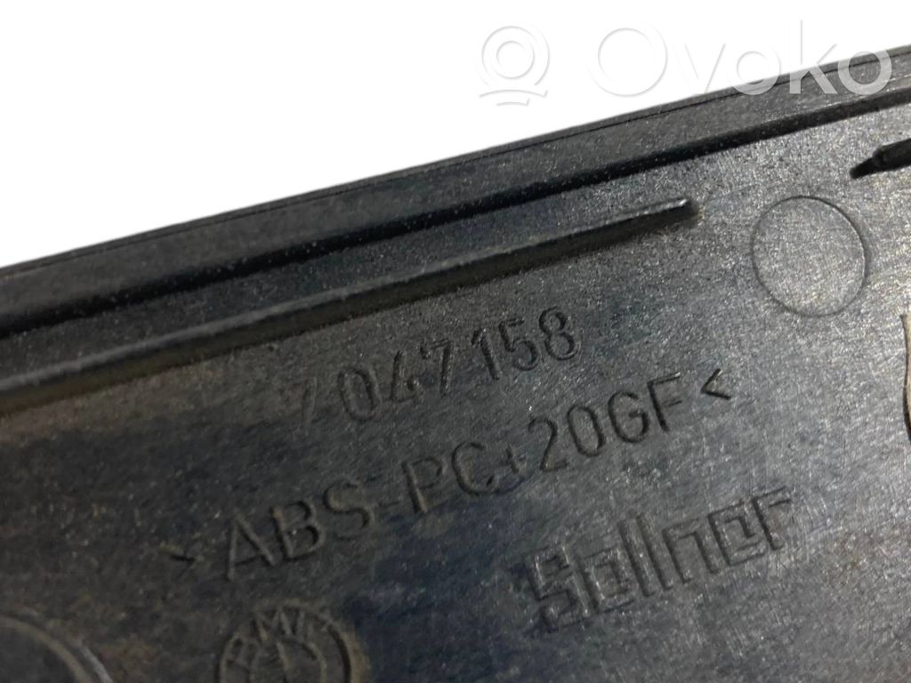 Cita veida priekšpusē durvju dekoratīvās apdares detaļa