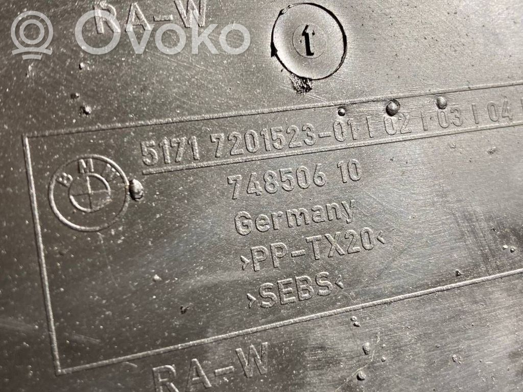 Под защитой двигателя (спереди)