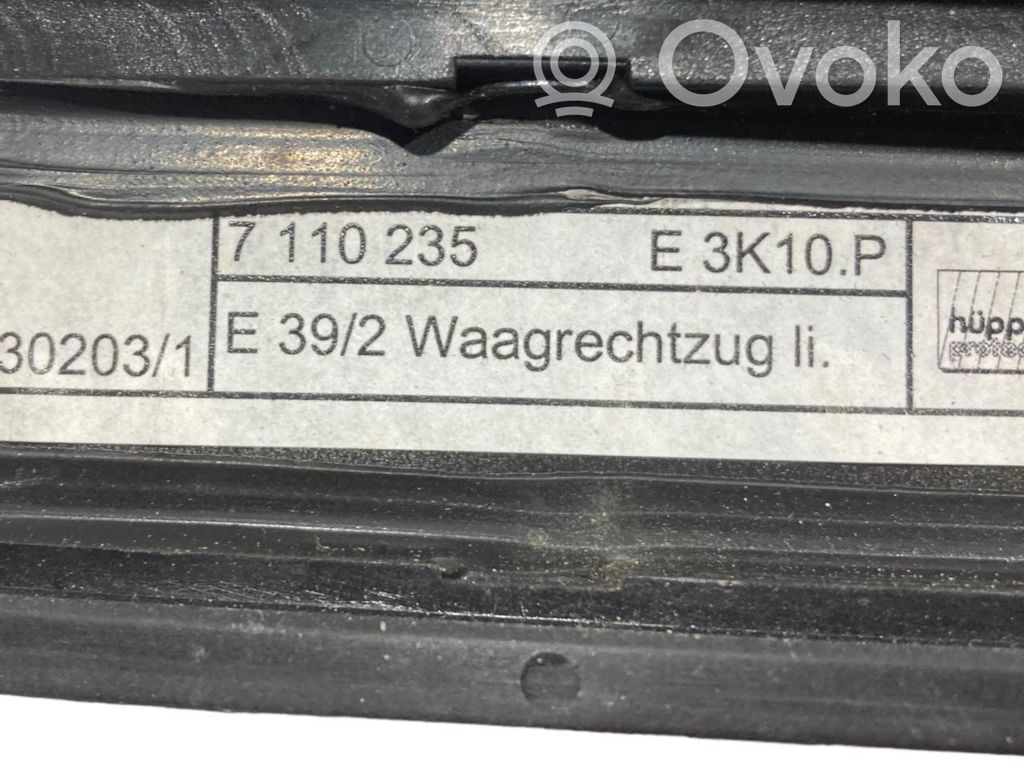 Aizmugurē logu aizkars