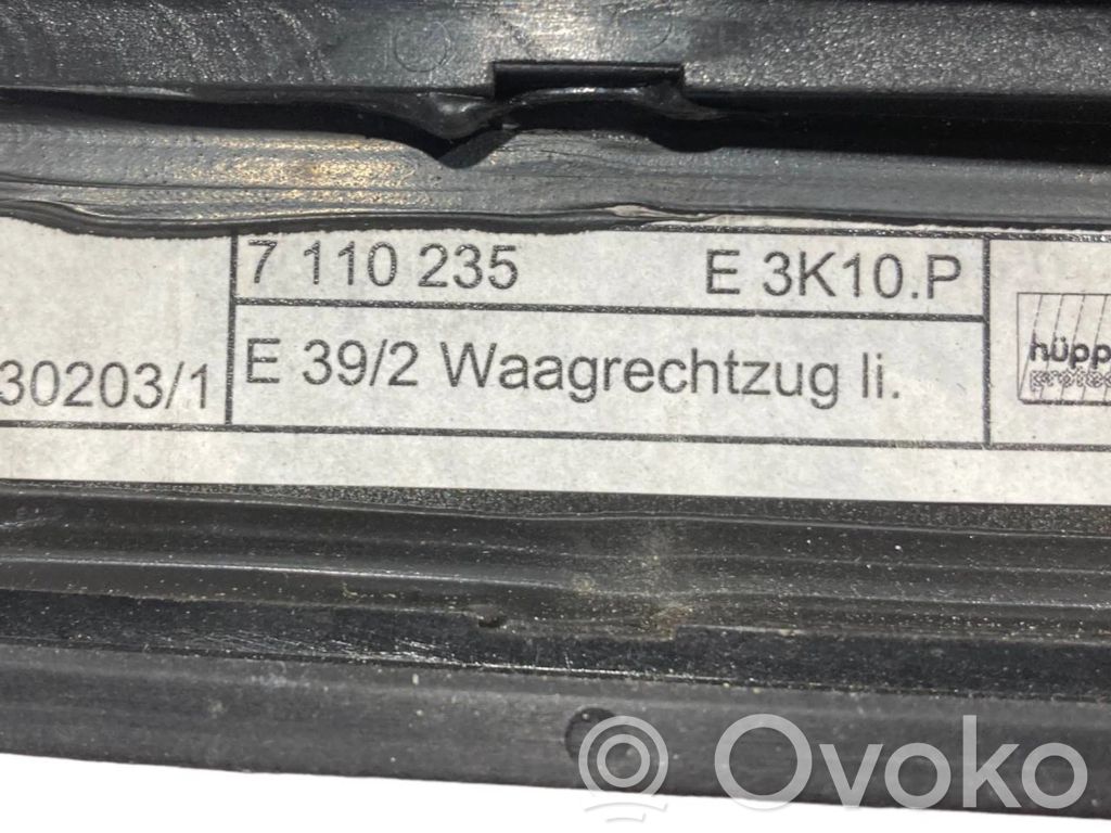 Aizmugurē logu aizkars