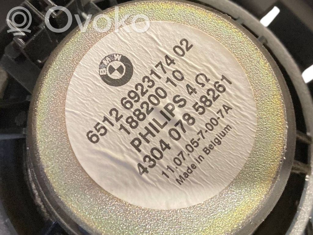 Skaļrunis (-i) aizmugurējā palodzē