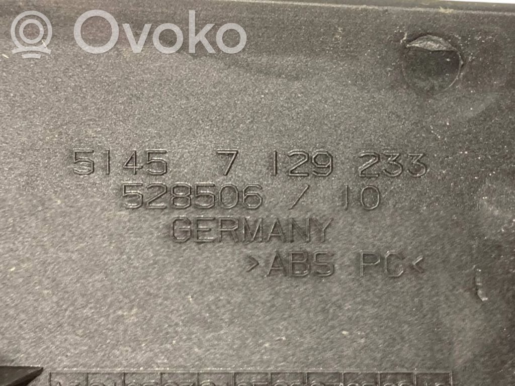 Paneļa dekoratīvās apdares vairogs (centrālais)