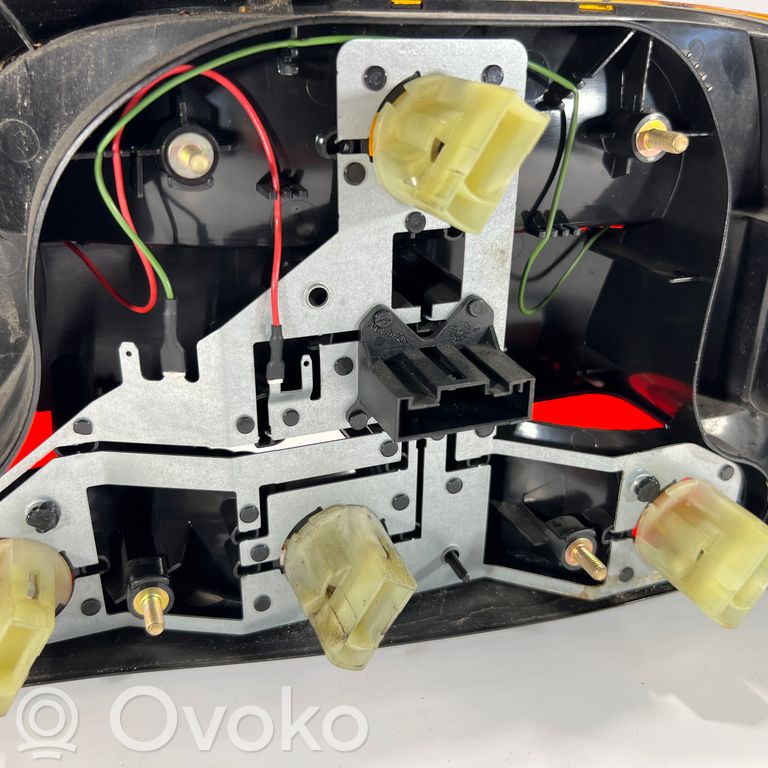 Aizmugurējais lukturis virsbūvē