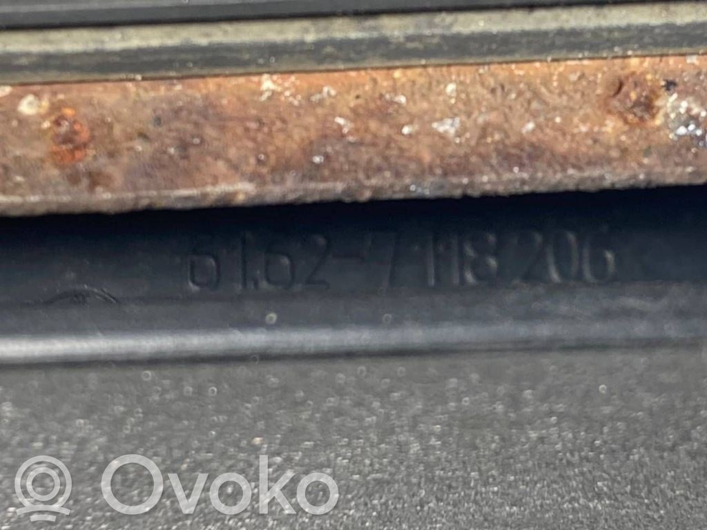 Aizmugurējā loga tīrītāja kājiņa