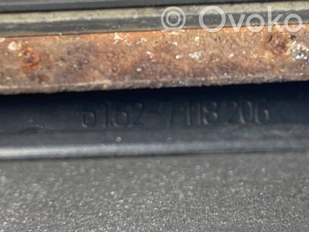 Aizmugurējā loga tīrītāja kājiņa