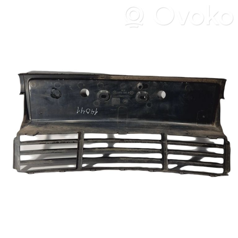 Priekšpusē dekoratīva bampera uzlikas