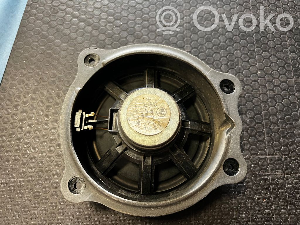 Speaker(s) in the rear window