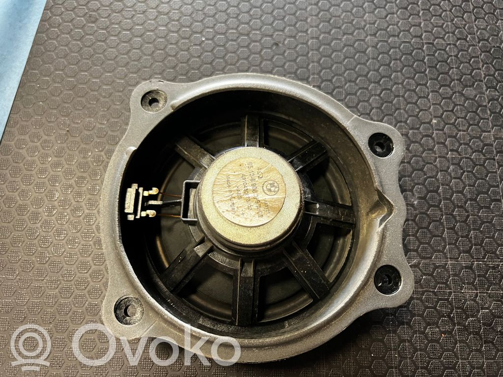 Skaļrunis (-i) aizmugurējā palodzē