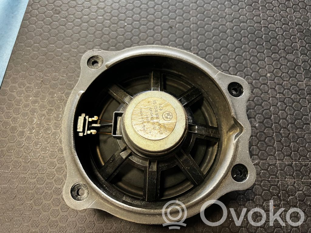 Skaļrunis (-i) aizmugurējā palodzē