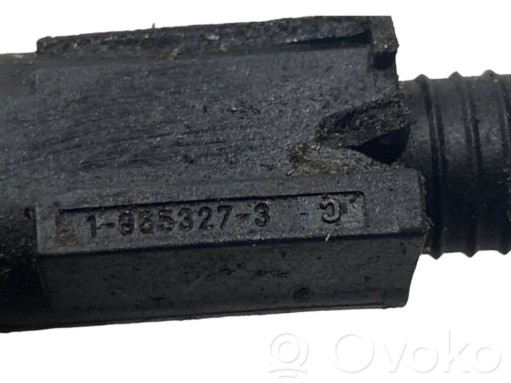 Mazgāšanas šķidruma caurulīte (-es) priekšējam logam