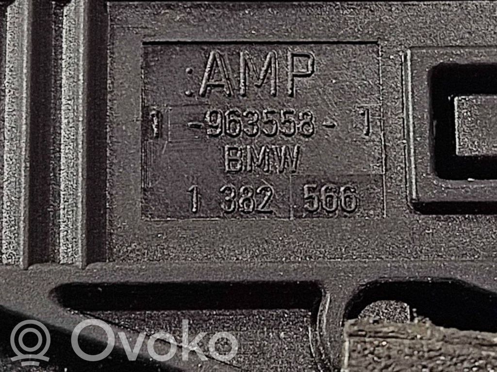 Piekabes āķa vadības bloks