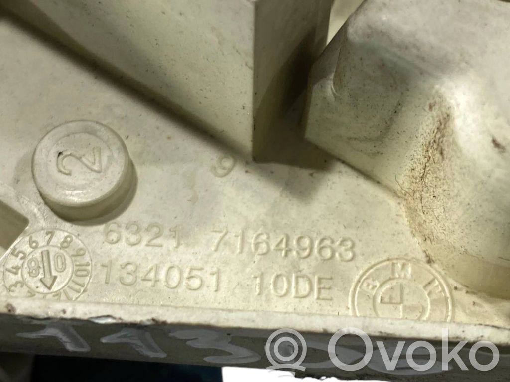 Держатель крышки заднего фонаря