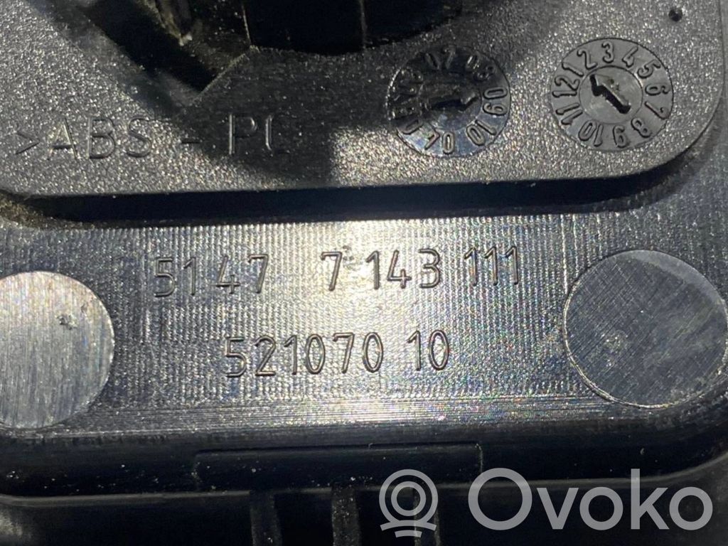 Розетка 12 В (сзади)