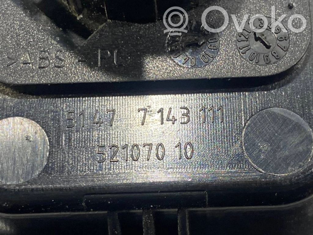 12 V ligzda (aizmugure)