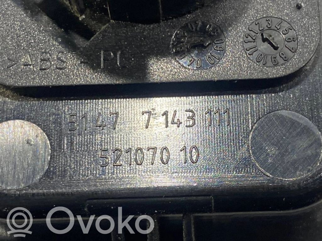12 V socket (rear)