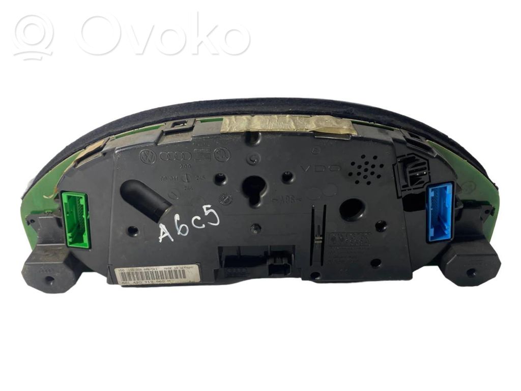 Speedometer (in the instrument panel)